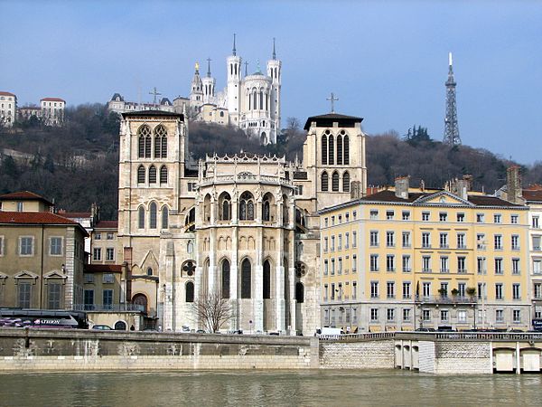 Scenic view of the banks of the Saône in Lyon, showing Lyon Cathedral, the Basilica of Notre-Dame de Fourvière and the Tour métallique de Fourvière (b