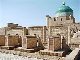 Tombes autour du mausolée Pakhlavan Makhmoud (Khiva, Ouzbékistan) (5596932909) .jpg