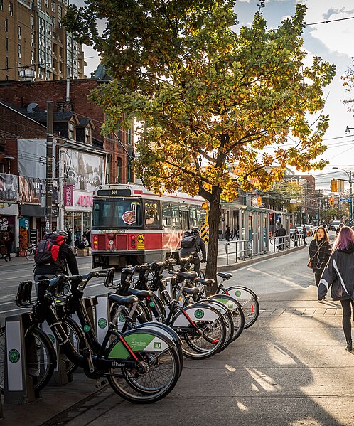 File:Toronto (Queen Street West) Toronto (rue Queen Ouest) (24317058347) (cropped).jpg