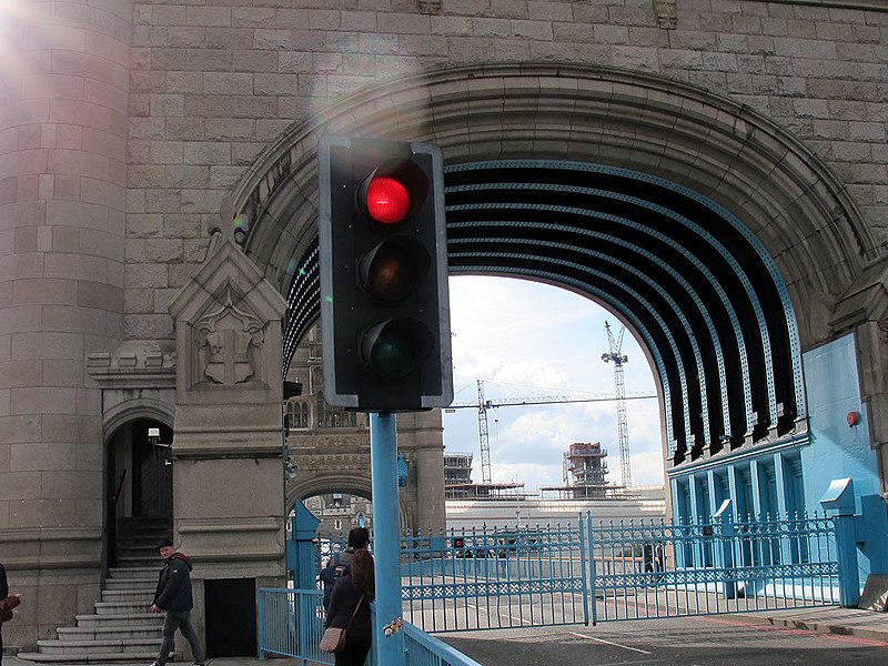 File:Tower Bridge, gates closed - geograph.org.uk - 3703876.jpg