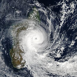 Cyclone tropical manou (2003).jpg