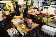 Рыба сильно пахнет. Рынок Цукидзи Токио. Рыбный рынок Цукидзи. Рыбный рынок в Токио. Рыбный рынок в Японии.