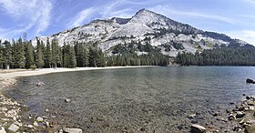 Vista del Tenaya Peak con il Lago Tenaya in primo piano.