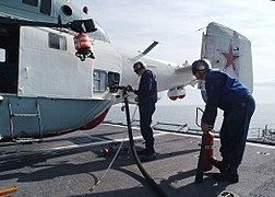 Заправка Ка-27ПС американскими техниками на ракетном крейсере «Vella Gulf» (CG-72) ВМС США.