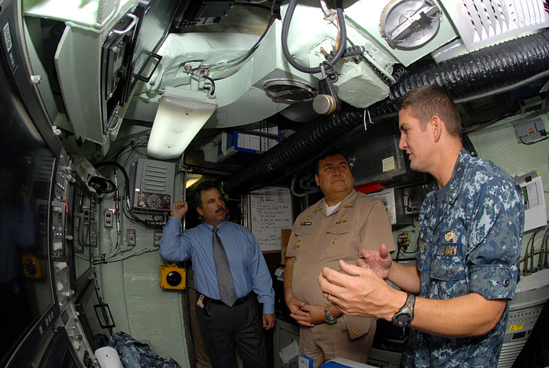 File:US Navy 110815-N-NK458-018 Cmdr. T.R. Buchanan, commanding officer of the Los Angeles-class attack submarine USS Albany (SSN 753), explains sonar r.jpg
