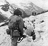 Tropas Americanas enfrentando a neve e o gelo durante a Batalha de Attu em maio de 1943.