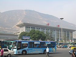 Железнодорожный вокзал Ланьчжоу на фоне горы Гаолань.