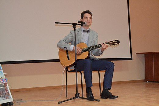 Карпов Николай, член литературного кружка «ВАЛ» («Слово»), автор песен, преподает в школе.