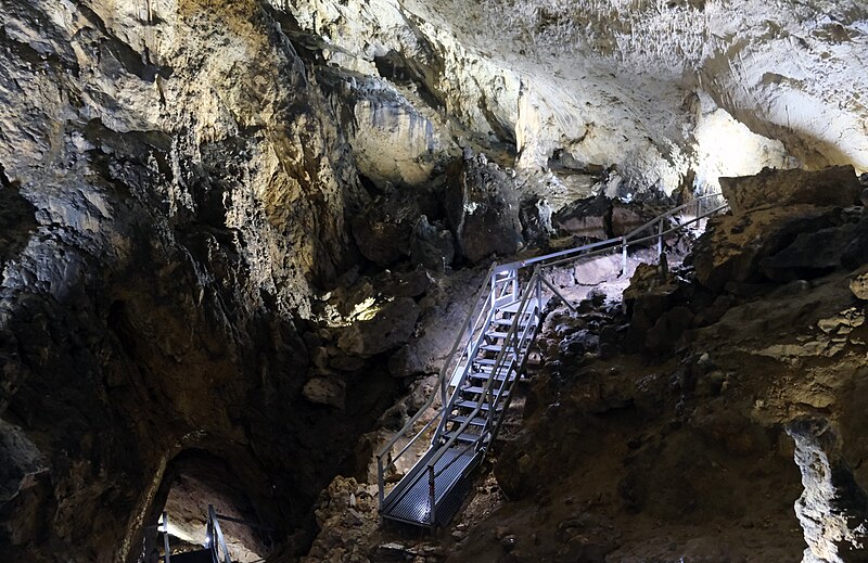 File:Valea Cetății cave 4.jpg