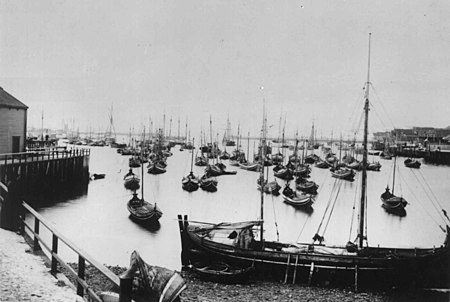 Vardø, Finnmark, ca. 1900. Havneparti med båter.jpg