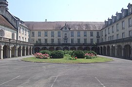 La cour d'arcades.