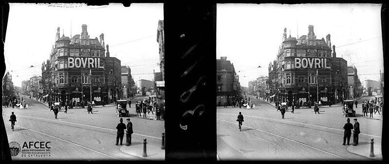 File:Vianants en un carrer de Londres i un edifici a la cruïlla de carrers.jpeg