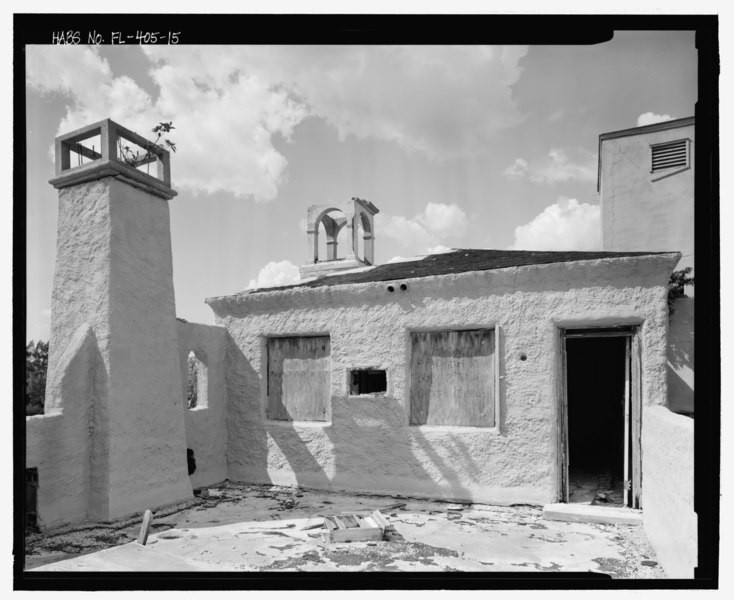 File:View of west section of upper roof showing penthouse apartment, sixth floor facing northwest - El Vernona-John Ringling Hotel, 111 North Tamiami Trail (U.S. Highway 41), Sarasota, HABS FL-405-15.tif