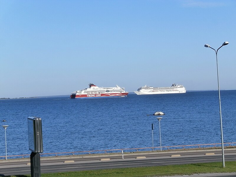 File:Viking XPRS MSC Sinfonia in Tallinn Bay 27 May 2015.JPG