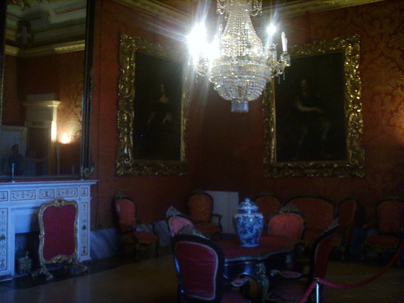 File:Villa di Poggio a Caiano, sala rossa 1.JPG