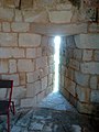 Français : Meutrière dans une tourelle nord de la cour (entrée médiévale bouchée), château de Villebois-Lavalette, Charente, France