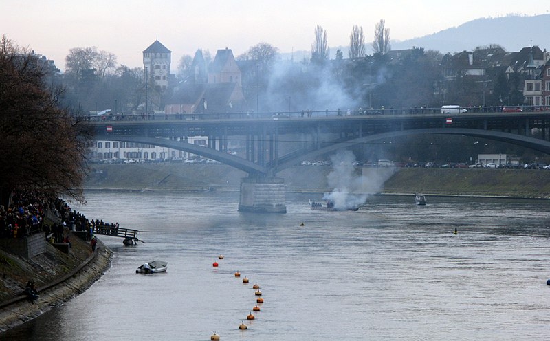 File:Vogel Gryff Tag in Klein-Basel, Talfahrt des Wild Maa mit Böllerschüssen unter der Wettsteinbrücke 2.jpg