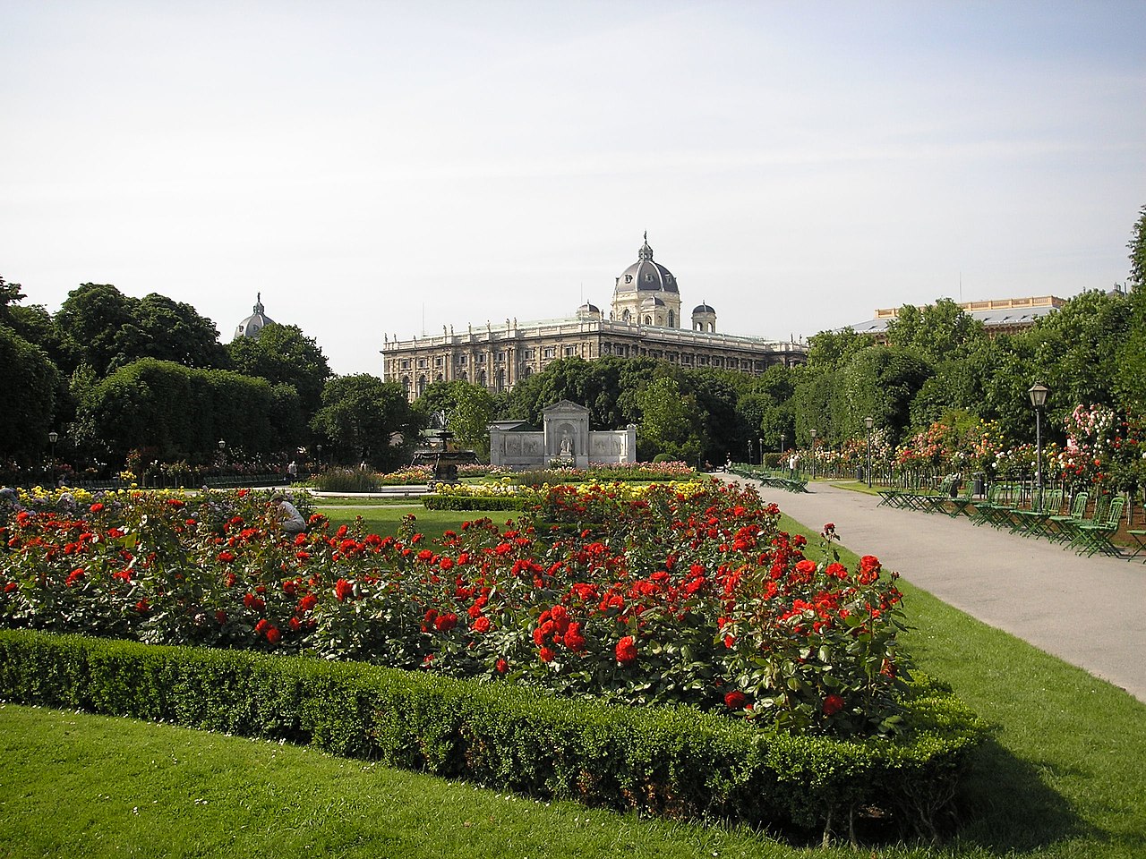 1280px-Volksgarten_Vienna_June_2006_300.jpg