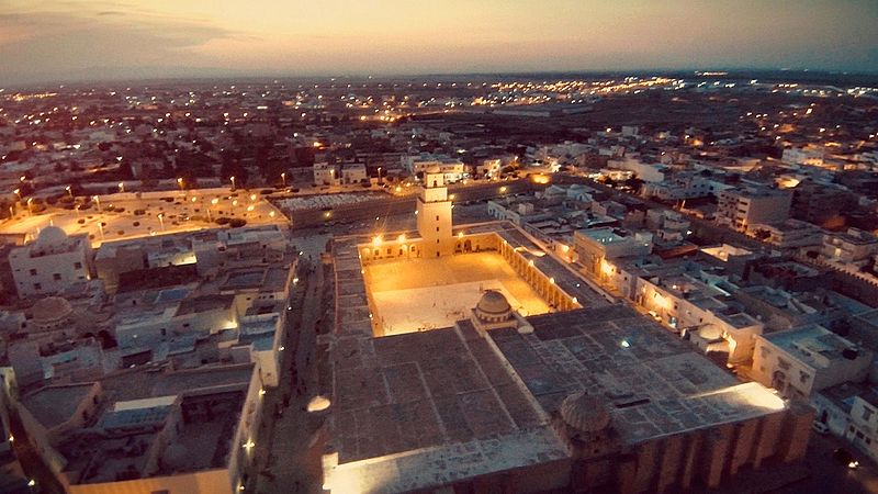 File:Vue aérienne nocturne de la Grande Mosquée de Kairouan.jpg