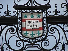 The Washington University crest at the entrance to Francis Field WUFranGat.JPG
