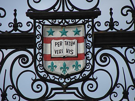 The Washington University crest at the entrance to Francis Field