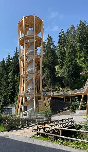 File:Waldwipfelpfad Laax - Turm Murschetg.jpg