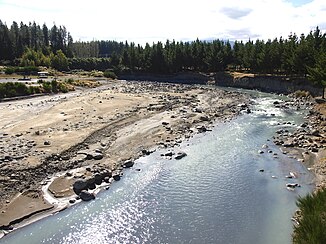 Whangaehu River bei Tangiwai,Blick von der Straßenbrücke nach Norden.Links im Bild ein Rastplatz,der an das Eisenbahnunglück von 1953 erinnert.