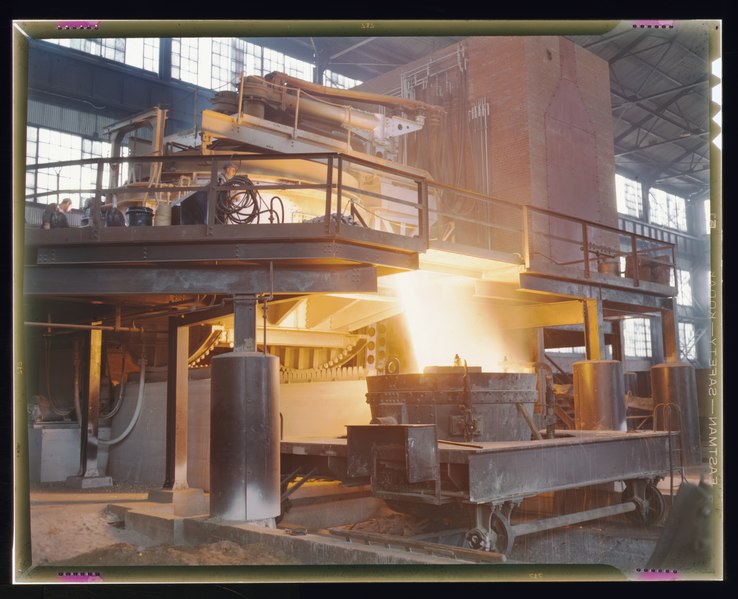 File:White-hot steel pours like water from a 35-ton electric furnace, Allegheny Ludlum Steel(e) Corp., Brackenridge, Pa. The finest quality steels and alloys are produced in these furnaces, which LCCN2017878223.tif