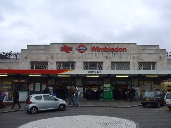 Wimbledon station approach in 2008, prior to the removal of vehicle access.