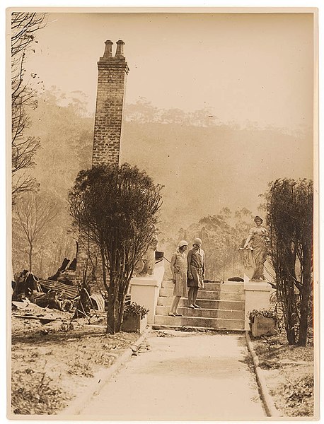 File:Women and ruins of house after bushfire, by Sam Hood c. 1920s - 5938678053.jpg