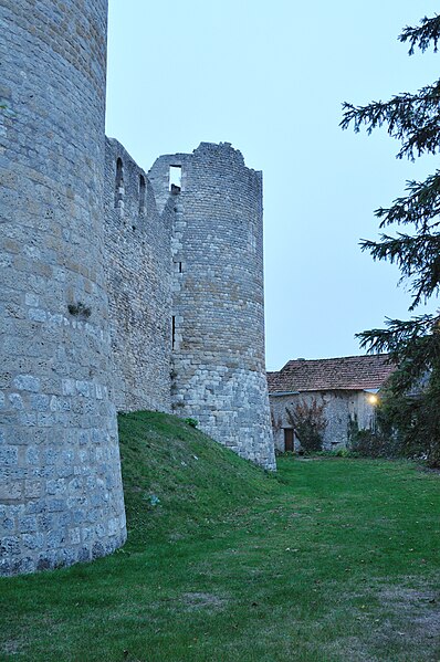 File:Yèvre-le-Châtel château 2.jpg