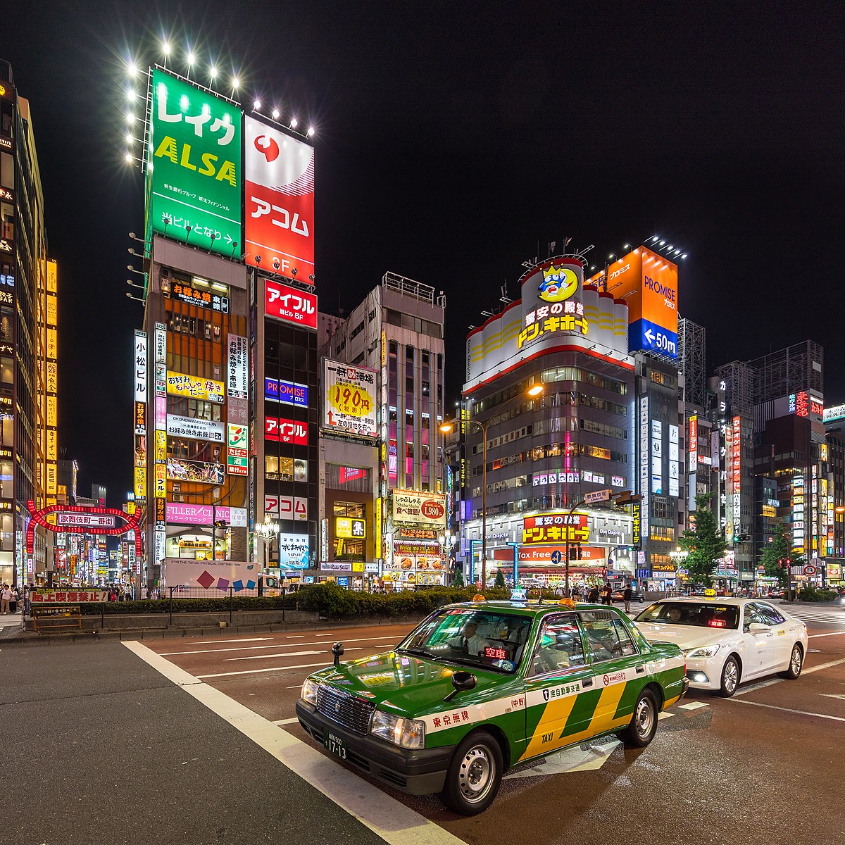 File Yasukuni Dori Avenue At Night With Taxis And Colorful Neon Street Signs Shinjuku Tokyo Japan Jpg Wikimedia Commons