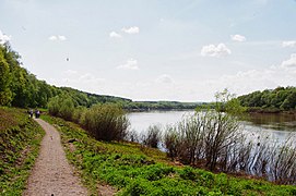 Sentier le long de l'Oka.