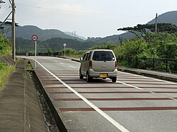 ゼブラゾーン及び片勾配側溝