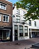 Winkel/woonhuis met drie bouwlagen, gepleisterde, ingekorte tuitgevel, geveltop met uitspringende rand en kroonlijst en een mansardedak (Gouda-Centrum)