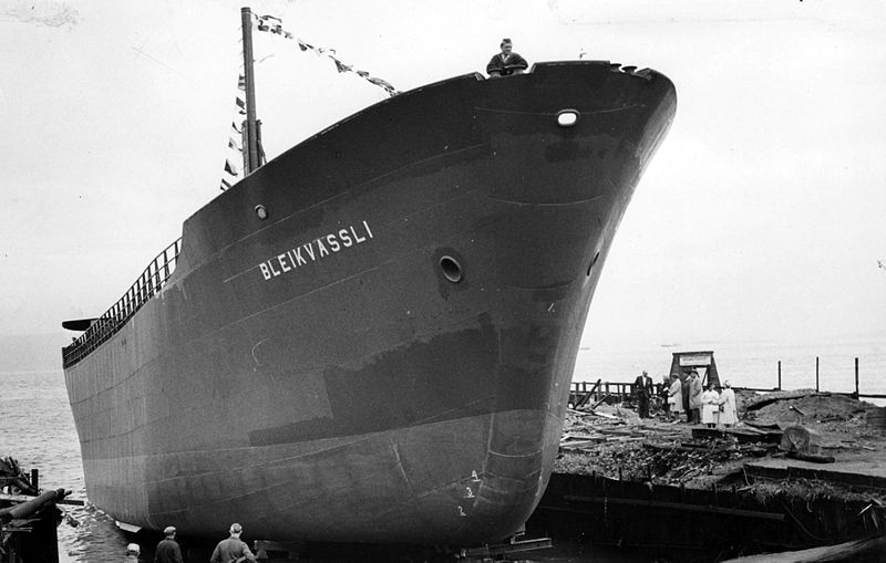 File:"Bleikvassli" stabelavløpes Launching of the "Bleikvassli" (1965).jpg