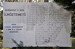 Az Új köztemető eligazító táblája, a 301-es parcella a temető bejáratától balra a legtávolabbi sarokban van