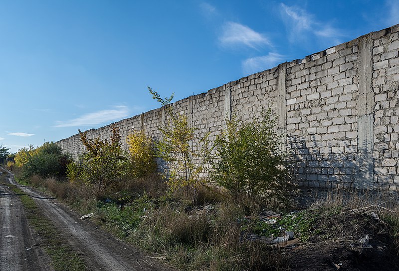 File:Бельцы, недостроенный следственный изолятор - Balti, izolatorul de urmarire penala - panoramio (2).jpg