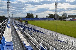 Tribunes est et sud du stade KAMAZ à Naberezhnye Chelny.jpg