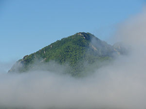 Der nordöstliche Ausläufer der Sacharnaja (Höhe 770), Blick vom Mikrobezirk Goreloye