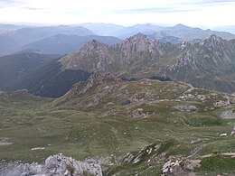 Глетка на источниот дел на Кобилино Поле со врвовите Рибничка Скала (лево) и Кабаш (средина) и Црвен Камен - Гури Куј (десно) во позадината
