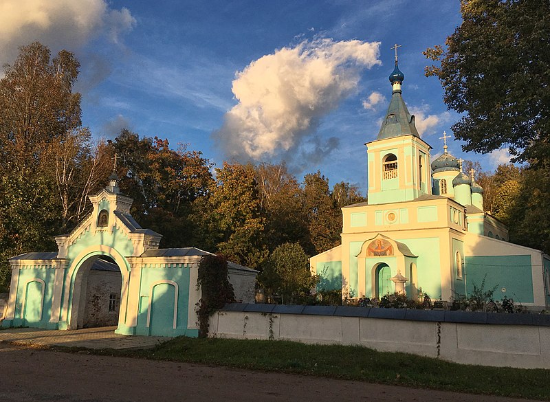 File:Осенний вид на Церковь Покрова Богородицы.jpg