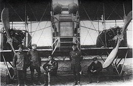 Экипаж бомбардировщика «Илья Муромец» Дивизиона воздушных кораблей Юго-Западного фронта, 8 сентября 1920 года. Как минимум у одного военлёта (в центре) виден нарукавный знак авиационных частей.