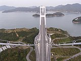 来島海峡大橋馬島IC付近。1999年供用開始。左外側（北側）が自転車歩行者道、右外側（南側）が原付道。