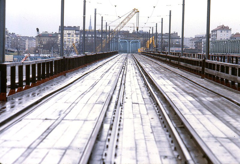 File:099R19160183 Reichsbrücke, Blick Richtung Engerthstrasse stadteinwärts, Gleise der Strassenbahntrasse, im Hintergrund die noch vorhandenen Tragwerke der Ersatzbrücke.jpg