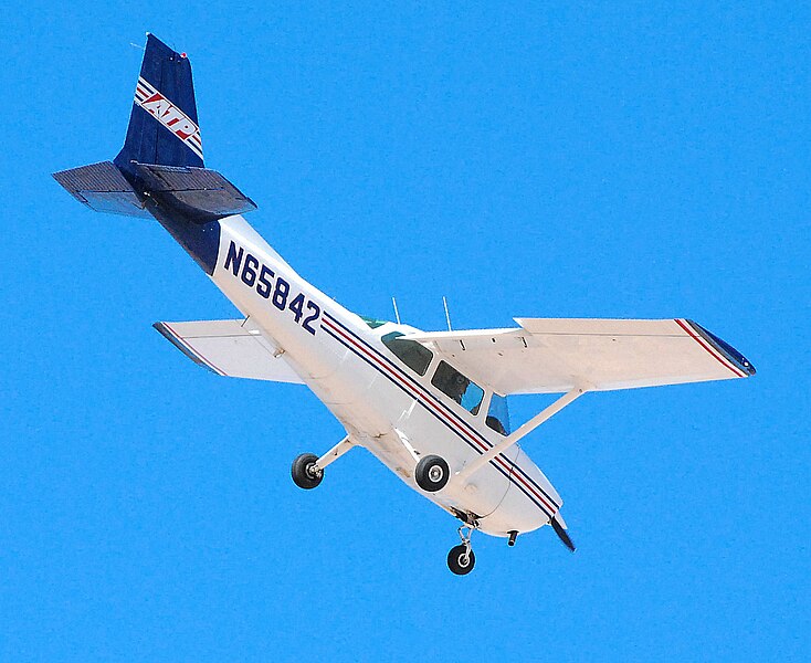 File:1983 Cessna 172P N65842 (4428978758).jpg