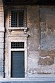 1993-1994-Giardino Giusti (Verona)-testo e photo Paolo Villa-nA09 -tesi Accademia Belle Arti Bologna-Porta e finestra sul lato Est a fine portico, a fronte porta e finestra gemella.jpg