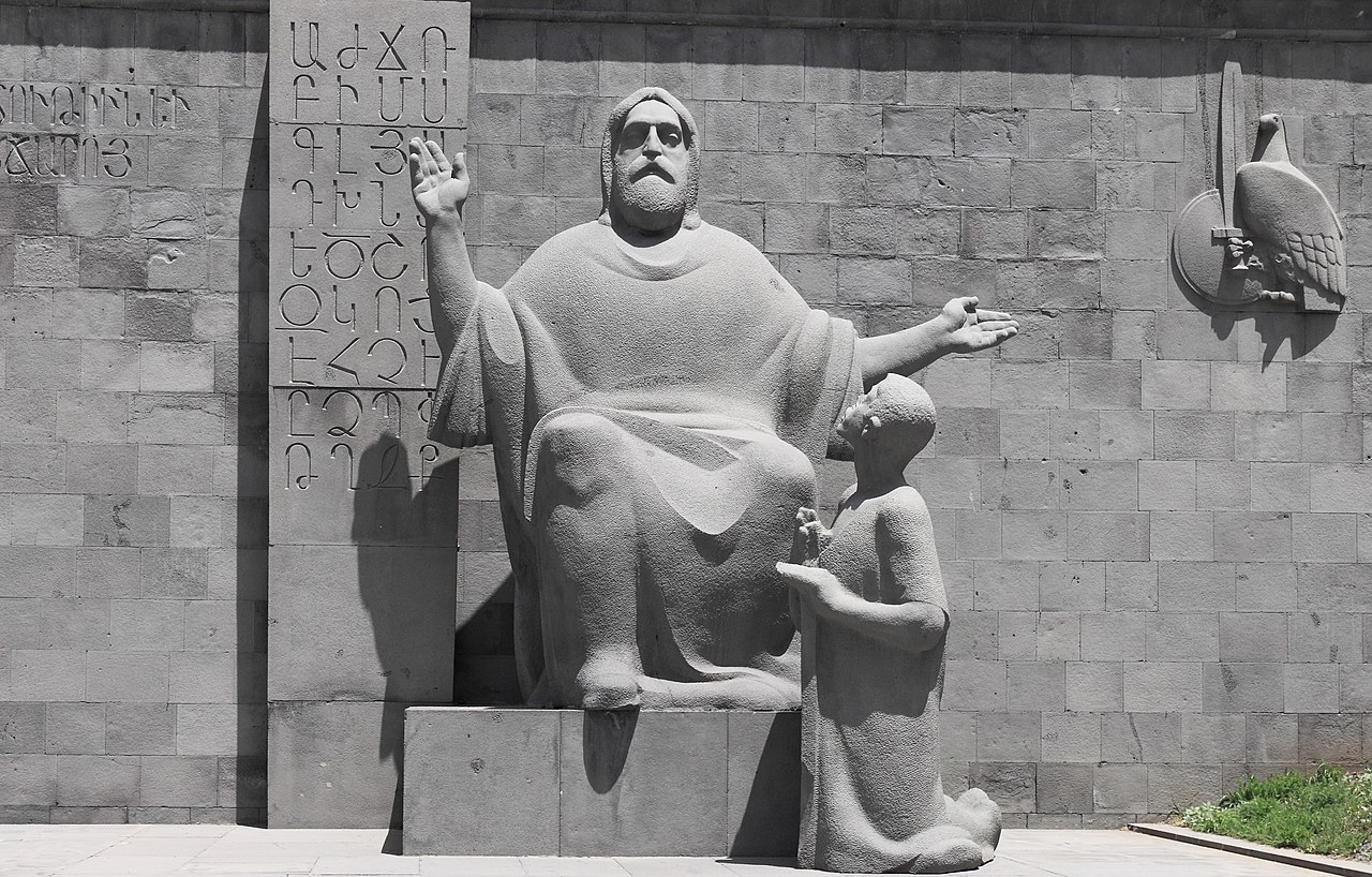 Photo de la statue centrale représentant Machtots et son disciple Korioun.