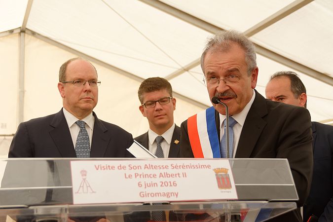 Remise de cadeaux au prince de la part du maire de Giromagny.