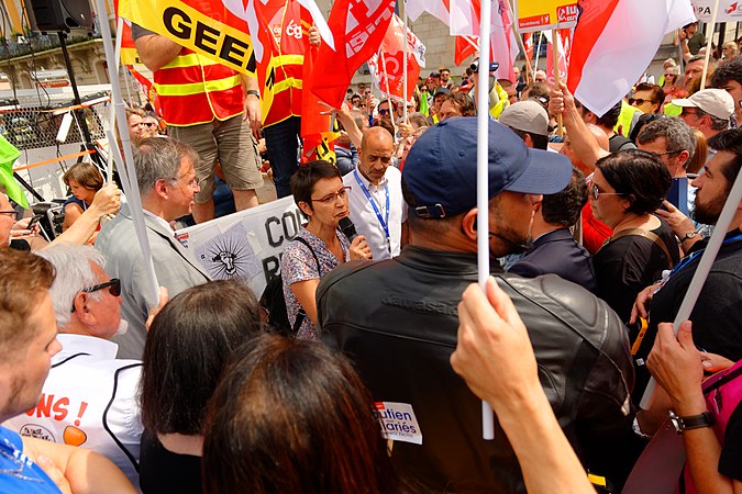 Nathalie Arthaud (porte-parole de Lutte ouvrière) prononce un discours.